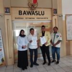 Ketua Komda Pemuda Katolik DIY Pancratius Rio Mayrolla (2 kanan) ketika silaturahmi ke Bawaslu DIY, Rabu (5/8/2026)