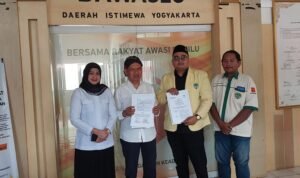 Ketua Komda Pemuda Katolik DIY Pancratius Rio Mayrolla (2 kanan) ketika silaturahmi ke Bawaslu DIY, Rabu (5/8/2026)
