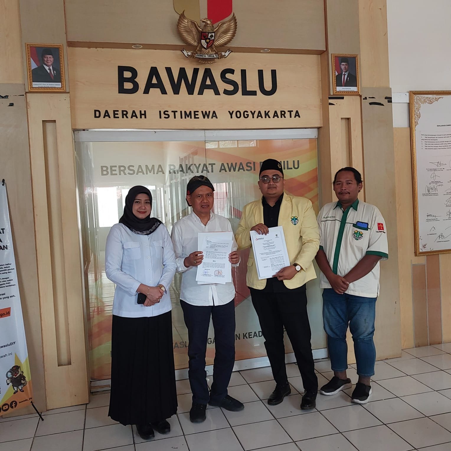 Ketua Komda Pemuda Katolik DIY Pancratius Rio Mayrolla (2 kanan) ketika silaturahmi ke Bawaslu DIY, Rabu (5/8/2026)