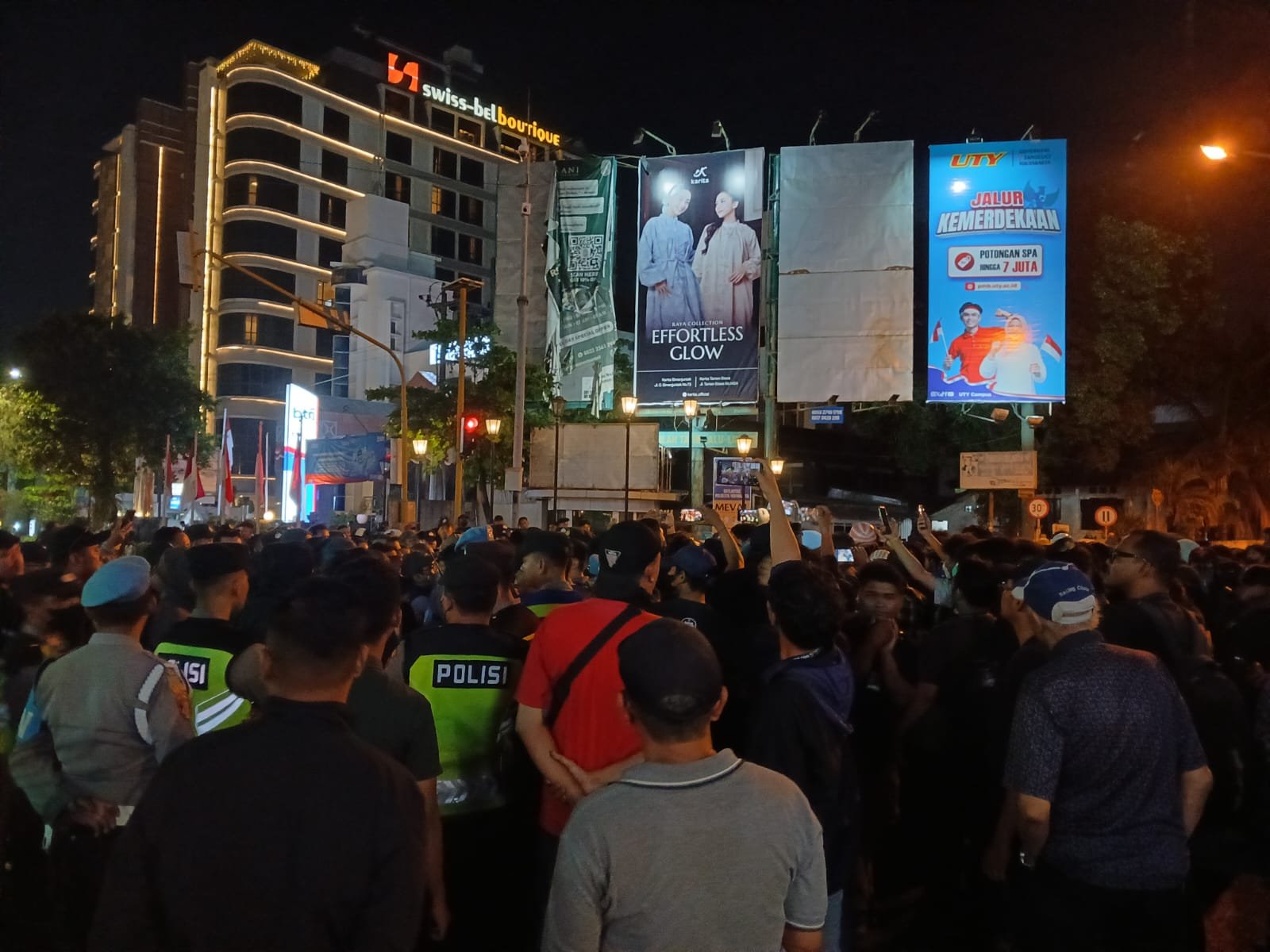 Suasana aksi demonstrasi di Simpang Empat Gramedia, Jalan Jenderal Sudirman, Kota Jogja, pada Selasa (1/9/2026). (Dewi Rukmini)
