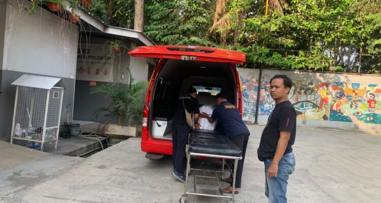 Proses pengembalian kerangka jenazah yang ditemukan di Guwosari, Pajangan, Bantul, kepada pihak keluarga oleh kepolisian, Selasa (20/10/2026). (Polres Bantul)