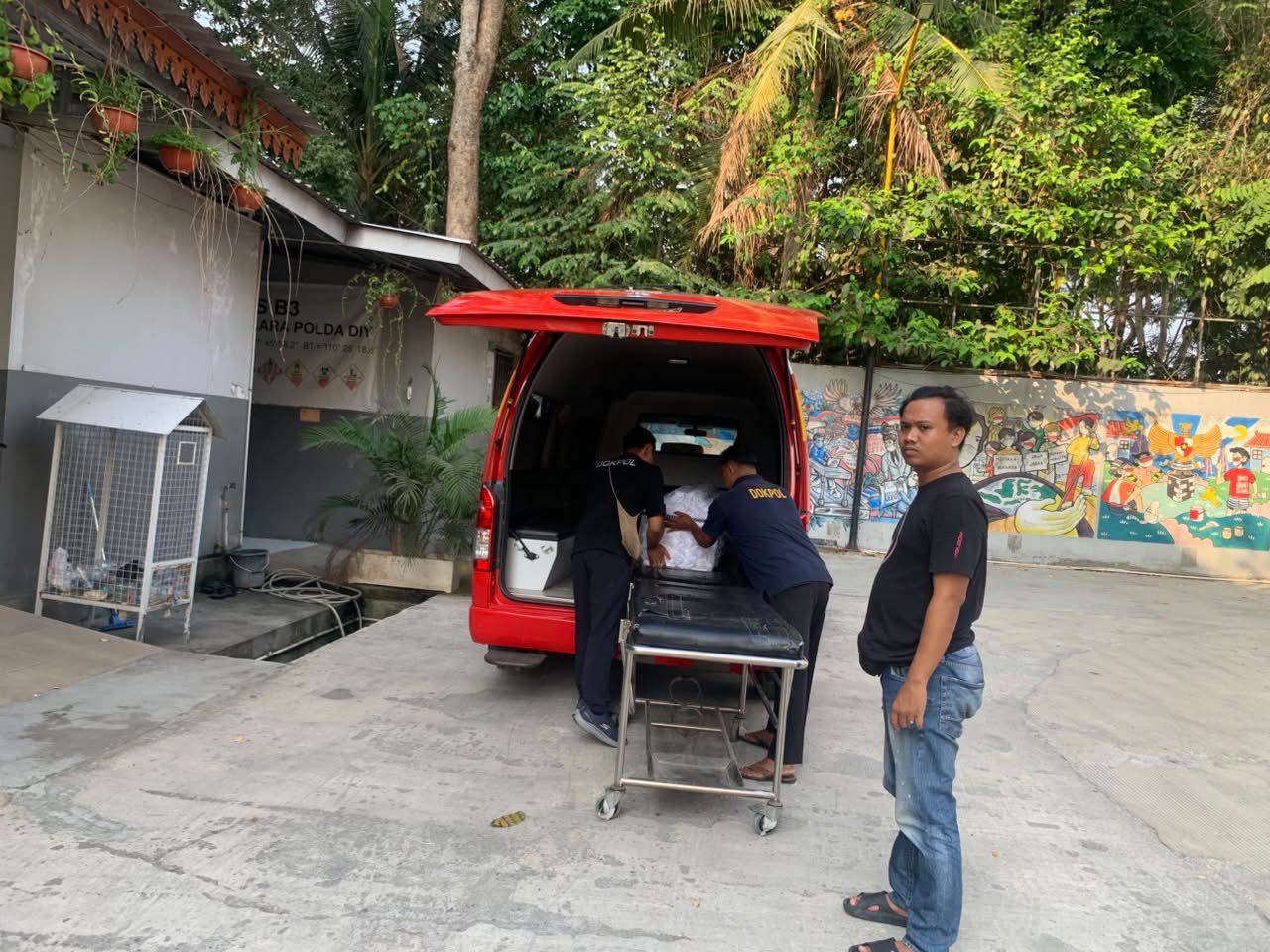 Proses pengembalian kerangka jenazah yang ditemukan di Guwosari, Pajangan, Bantul, kepada pihak keluarga oleh kepolisian, Selasa (20/10/2026). (Polres Bantul)